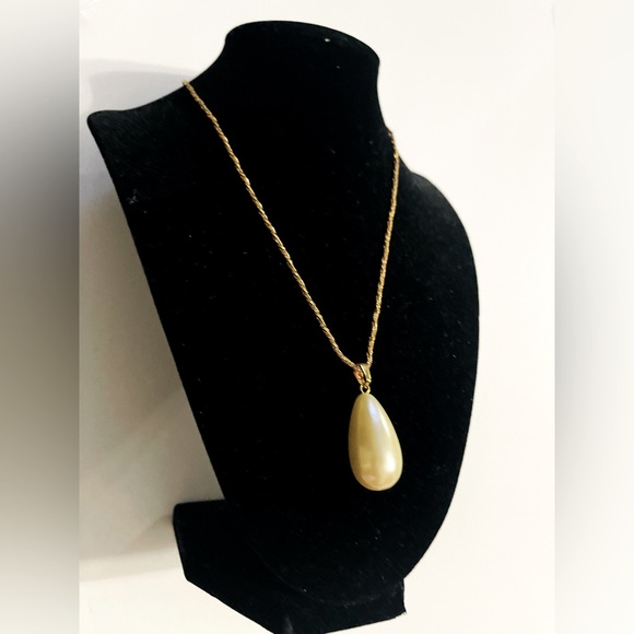 FASHION JEWELRY NECKLACE WITH TEAR DROP PEARL PENDANT STAINLESS STEEL GOLD COLOR - Picture 1 of 5